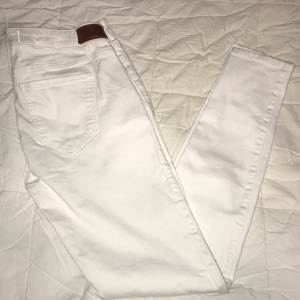 White distressed jeans